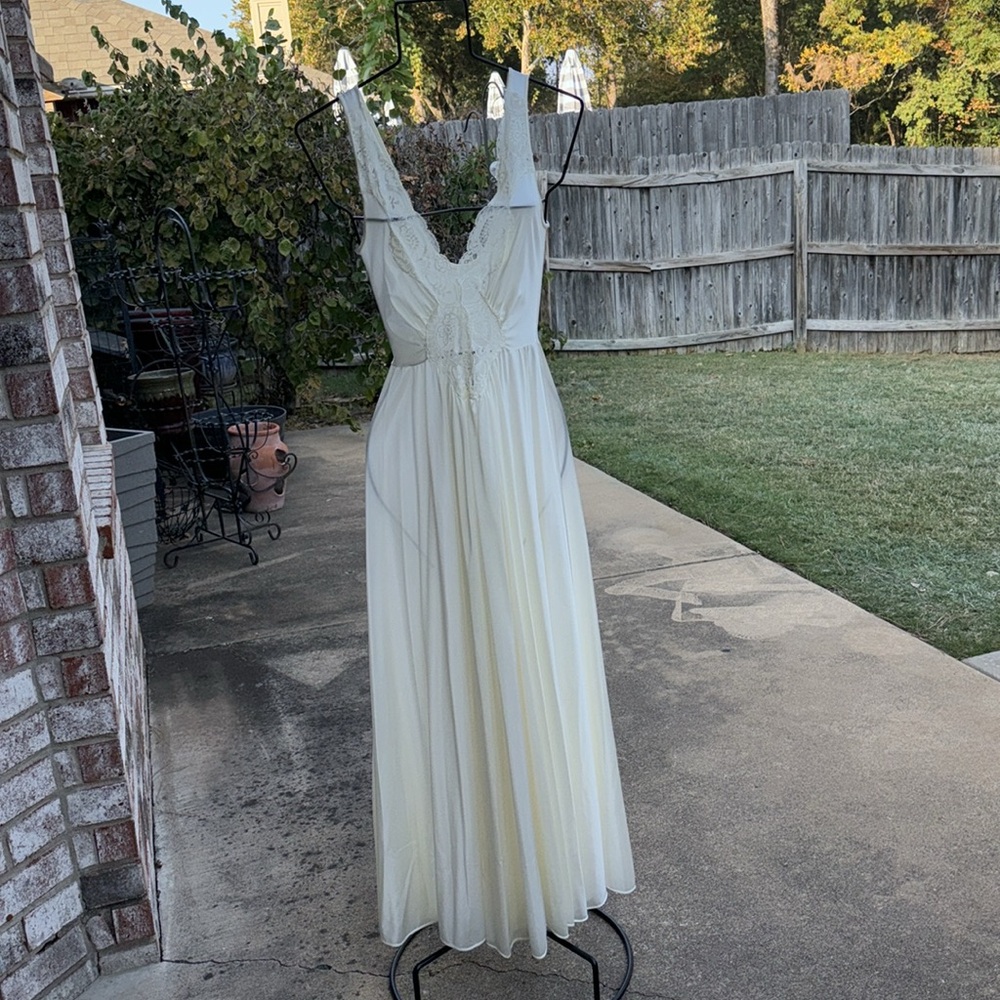 NOS Vintage Cream S Olga Silky Nightgown USA made 150” Sweep Hem Unworn - Picture 2 of 9